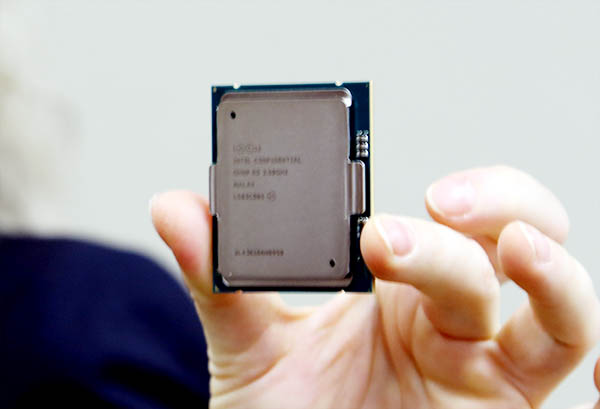Intel Xeon E7 V3 Chip Shot