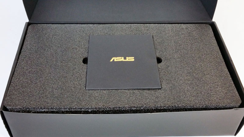 ASUS ROG STRIX GeForce GTX 1080 TI OC Retail Box Open