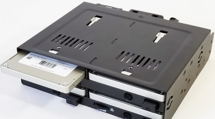 Icy Dock flexiDOCK MB524SP-B Review Killer IT Service Desk Hot Swap Bay IcyDock FlexiDock MB524SP B With SSDs Installed