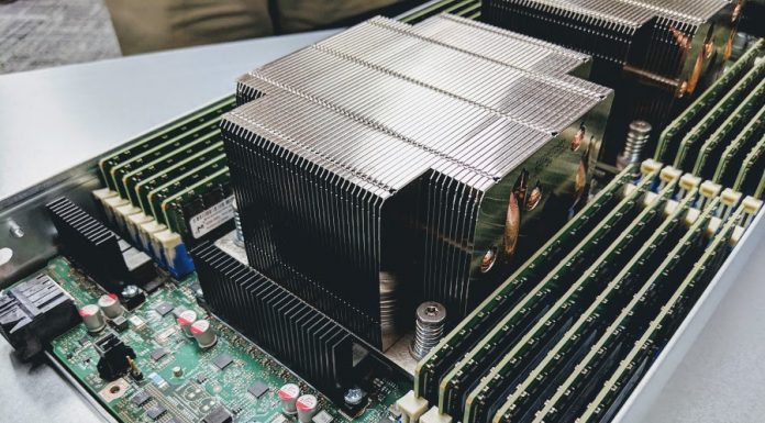 Why the Intel Xeon Platinum 9200 Series Lacks Mainstream Support Intel Server System 9200WK 2U Air Cooled Node CPU Heatsink Cover