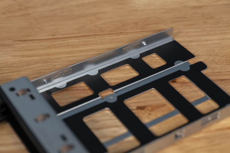 Gigabyte G242 Z10 Tool Less HDD Tray