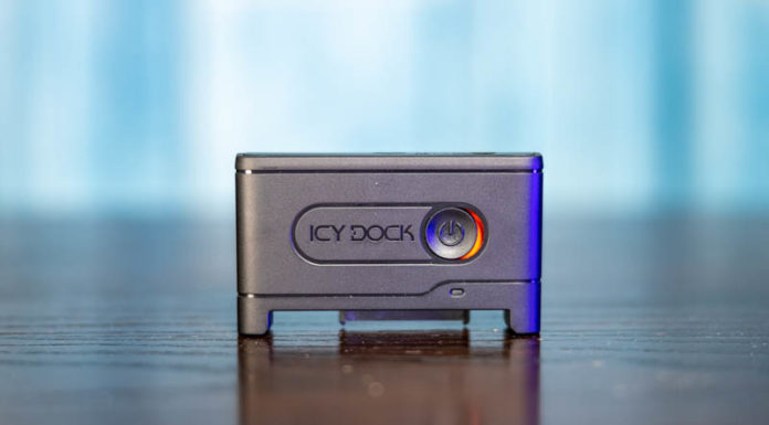 Icy Dock EZ-Adapter Ex MB931U-1VB U.2 to USB 3.2 Gen2 Review Icy Dock EZ Adapter Ex MB931U 1VB Top Power Button
