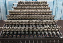 Dell EMC PowerEdge XE7100 Review An Intelligent 100x HDD System Dell EMC PowerEdge XE7100 100x Drive Salute