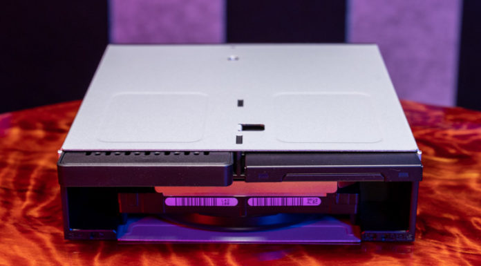 Icy Dock flexiDOCK MB095SP-B SSD and HDD Bay Review Icy Dock FlexiDOCK MB095SP B Front Top With SSDs And HDD