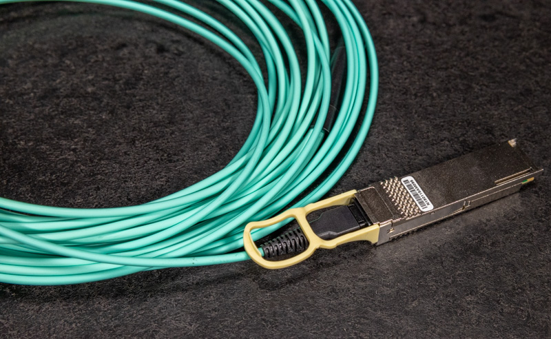 Close QSFP28 AOC Active Optical Cable