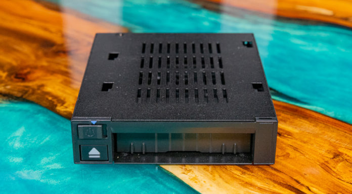 Icy Dock flexiDock MB021VP-B Review U.2 Tray-less NVMe Dock Icy Dock FlexiDock MB021VP B Front