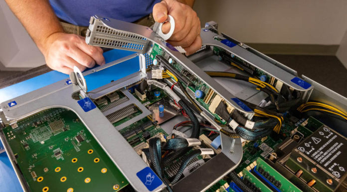 Supermicro Hyper-E 2U Hands-On Supermicro Hyper E SYS 220HE FTNR Tool Less Riser