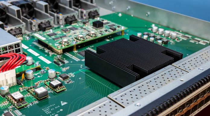 FS S5850-48S6Q 48x 10GbE and 6x 40GbE Switch Review FS 5850 48S6Q Switch Chip Heatsink