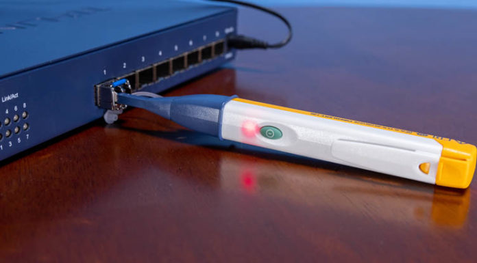 See if Fiber is Lit Quickly Fluke FiberLert Review Fluke Fiberlert 125 Detecting SFP Light 1