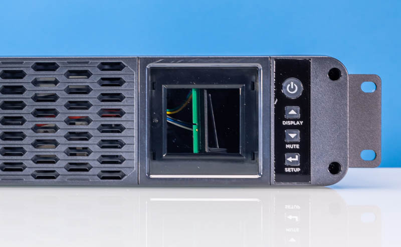 CyberPower CP1500PFCRM2U Montaje en rack 2U 1500VA 1000W UPS 120V El panel LCD se salió durante la entrega