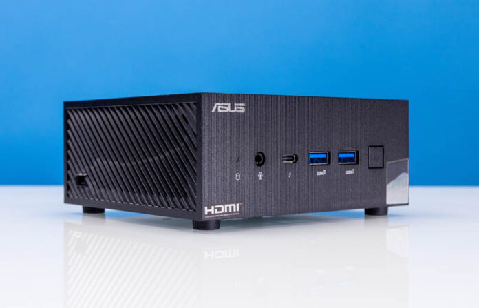 Ángulo frontal ASUS PN64 E1