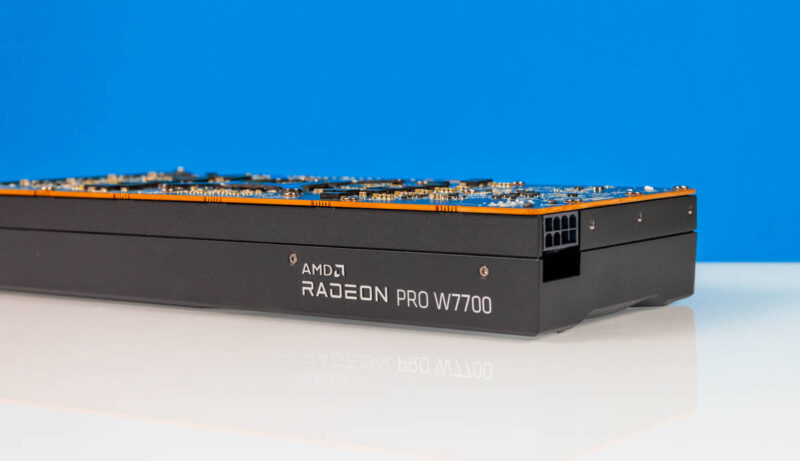 AMD Radeon Pro W7700 Üst ve Güç Konektörü 1