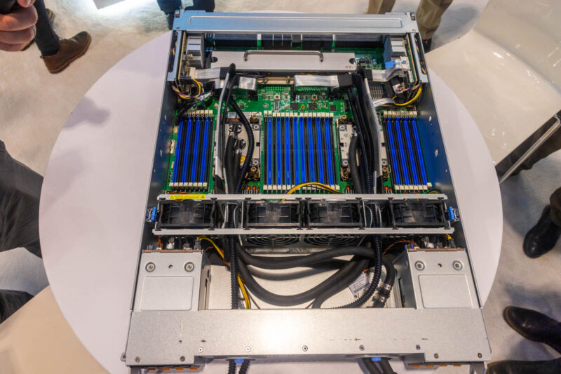 Sistema de GPU universal Supermicro 4U para NVIDIA HGX H100 y HGX 200 con refrigeración líquida en SC23 4
