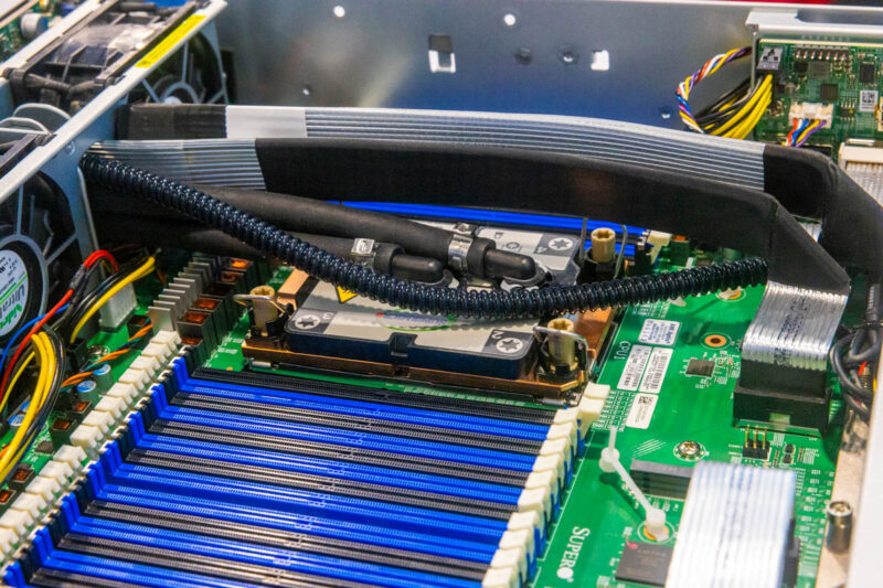 Sistema de GPU universal Supermicro 4U para NVIDIA HGX H100 y HGX 200 con refrigeración líquida en SC23 5
