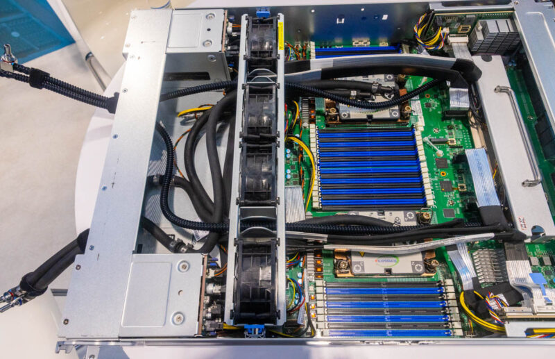 Sistema de GPU universal Supermicro 4U para NVIDIA HGX H100 y HGX 200 con refrigeración líquida en SC23 6