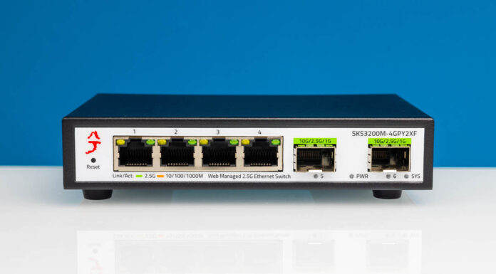 XikeStor SKS3200M-4GPY2XF Review Managed 4-port 2.5GbE Switch XikeStor SKS3200M 4GPY2XF Front