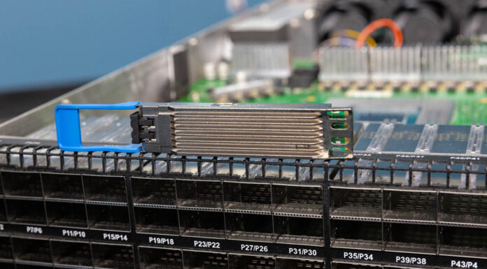 OSFP Finned and Flat Top The 400G and 800G Experience Marvell Teralynx 10 400G OSFP LR4 Optic 4 Heatsink