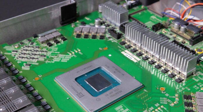 Marvell Nabs a Big Multi-Year Multi-Product Win at AWS Marvell Teralynx 10 Bare Switch Chip 4