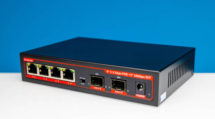 ienRon HG0402XG-P Review Cheapest 2.5GbE and 10G PoE Switch IenRon HG0402XG P Front Angle