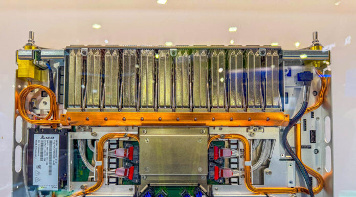 HPE Slingshot 400 Brings a Liquid Cooled 51.2T Switch and 400Gbps Networking HPE Slingshot 400 Switch At SC24 1