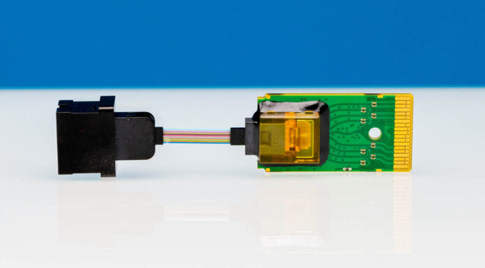 Inside a 100G SR4 QSFP28 Module A Quick Teardown 100G SR4 QSFP28 Optical Module Teardown 3