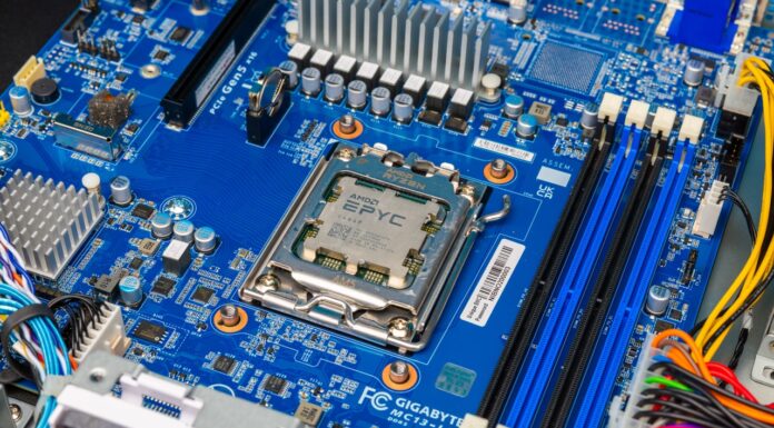 Why One DIMM Per Channel or 1DPC Can Be Great for AMD EPYC 4004 Gigabyte R113 C10 With AMD EPYC 4464P Large