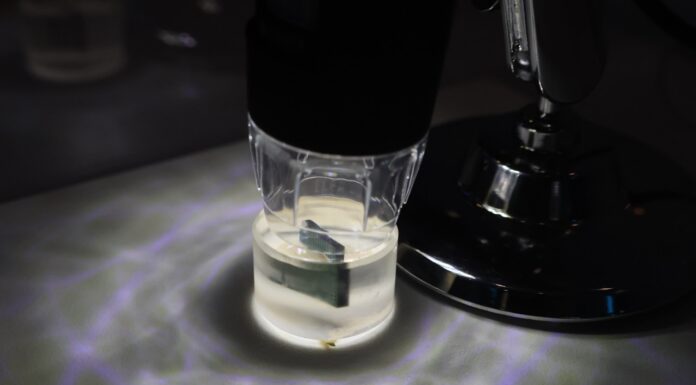 Kioxia Shows LC9 for 8PB or More in 2U and 32-Layer Die Stacked NAND at FMS 2025 Kioxia 32 Die Stack BiCS 8 Microscope Large