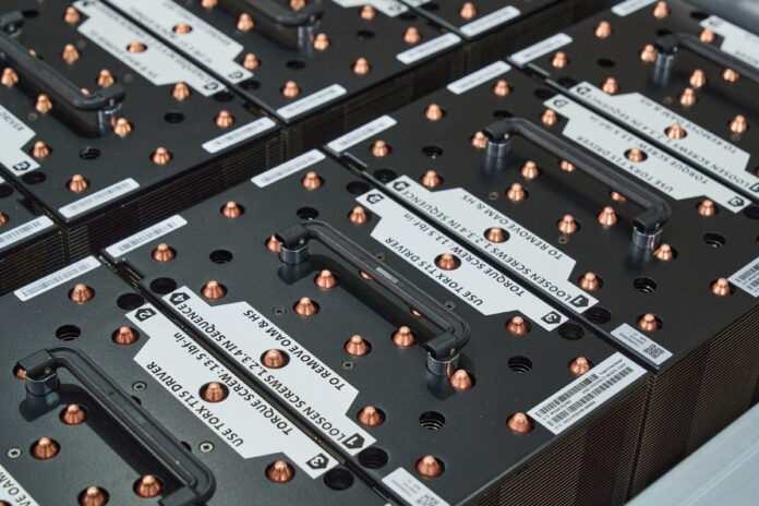 MiTAC G8825Z5 AMD Instinct MI325X GPUs 1