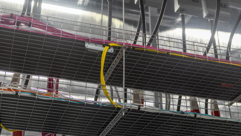 Supermicro Lambda Cologix Cable Management 5