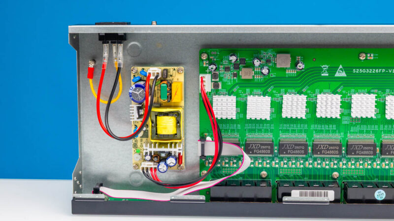 GiGaPlus GP S252402 24 Port 2.5G Ethernet Switch With 2x 10G SFP+ Battery 1