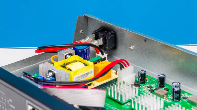 GiGaPlus GP S252402 24 Port 2.5G Ethernet Switch With 2x 10G SFP+ Battery 2