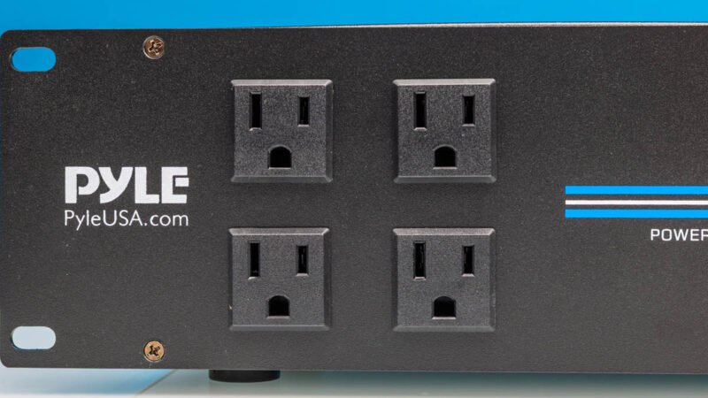 Pyle Pro 20 Outlet 3600W 2 RU Rackmount Power Conditioner Front AC Power Outlets