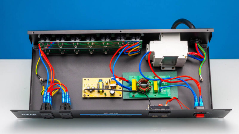 Pyle Pro 20 Outlet 3600W 2 RU Rackmount Power Conditioner Full Inside 1