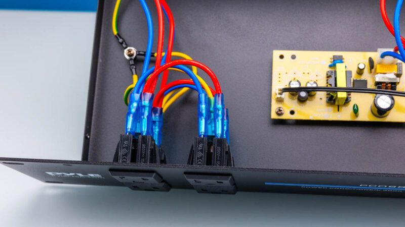 Pyle Pro 20 Outlet 3600W 2 RU Rackmount Power Conditioner Inside 1