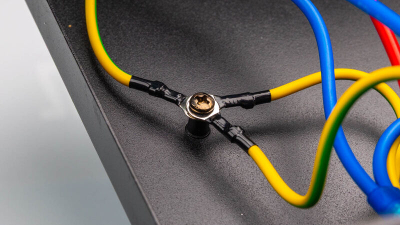 Pyle Pro 20 Outlet 3600W 2 RU Rackmount Power Conditioner Inside 9