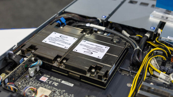 Supermicro ARS 121L NE316R At FMS 2025 Heatsink 1