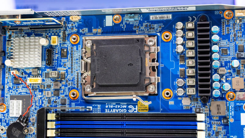 Gigabyte B343 C40 AAJ1 AMD EPYC™ 4005 & Ryzen™ 9000 Series Processors 1