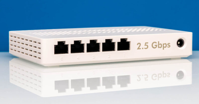 BrosTrend S2 5 Port 2.5GbE Switch Angle 1
