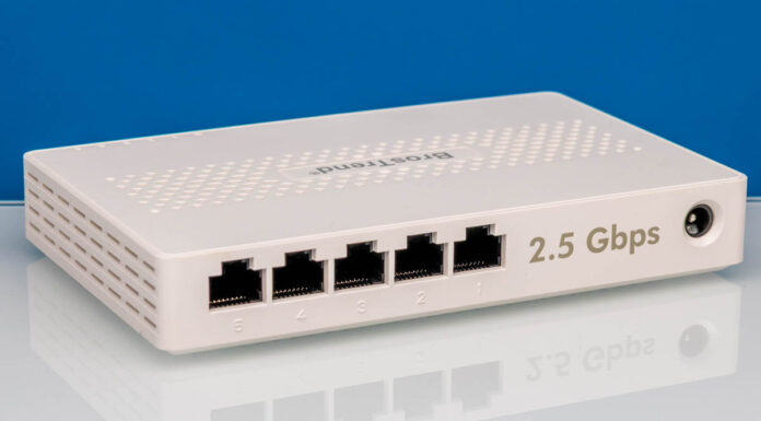 BrosTrend S2 5-port 2.5GbE Switch Review BrosTrend S2 5 Port 2.5GbE Switch Angle 2