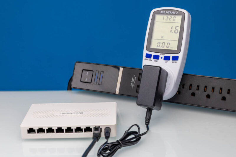 BrosTrend S3 8 Port 2.5GbE Switch 1.6W With One 2.5GbE Port