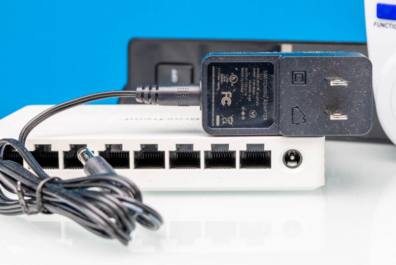 BrosTrend S3 8 Port 2.5GbE Switch 12V 1A PSU