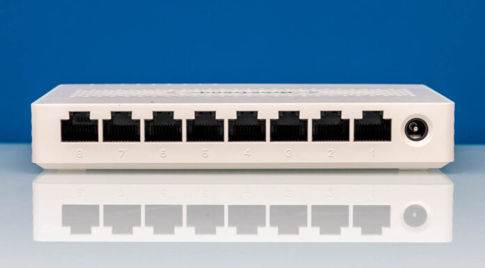 BrosTrend S3 8-port 2.5GbE Switch Review A MaxLinear Option BrosTrend S3 8 Port 2.5GbE Switch Front Ports