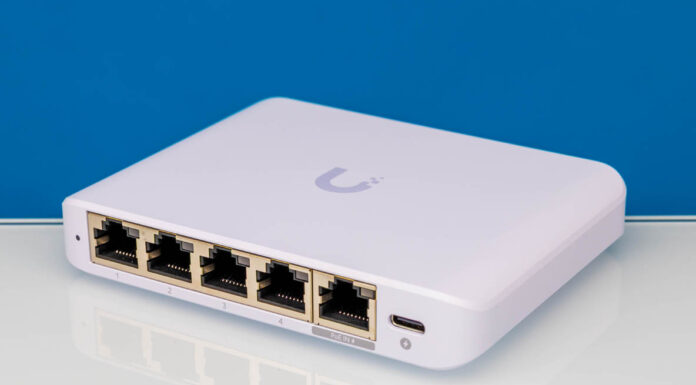 Ubiquiti Flex Mini 2.5G Review Ubiquiti Does a Cheap 5-port 2.5GbE Switch Ubiquiti Flex Mini 2.5G USW Flex 2.5G 5 Angle