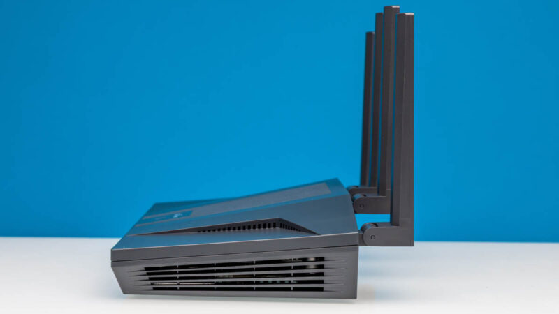 GL.iNet Flint 2 Side 1