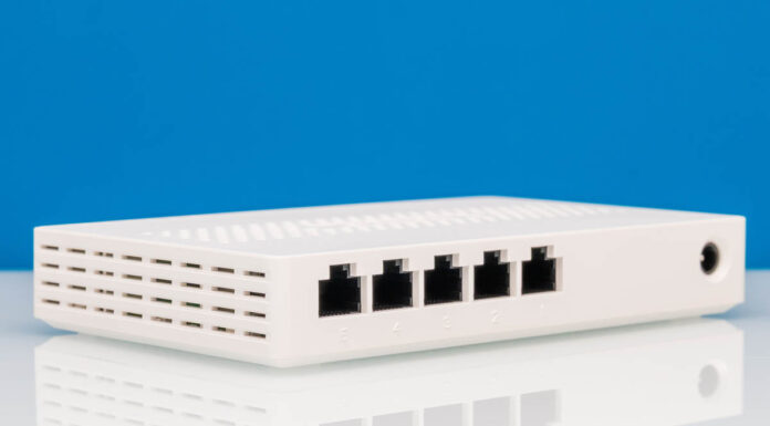 Tenda SE105 5-port 2.5GbE Fanless Switch Review Tenda SE105 Front Angled 2