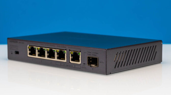 UGREEN UM106X CM753 5-port 2.5GbE 1-port 10G Switch Review UGREEN CM753 Front Angled 1