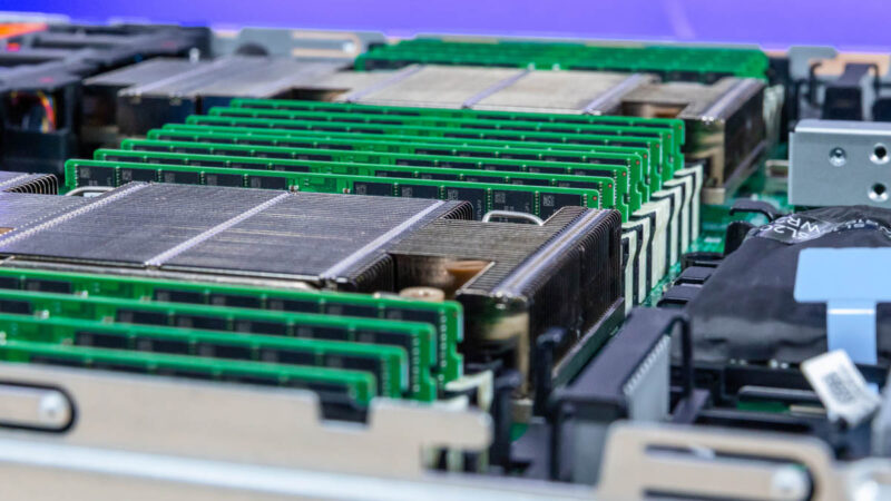 Dell PowerEdge R670 Inside 12