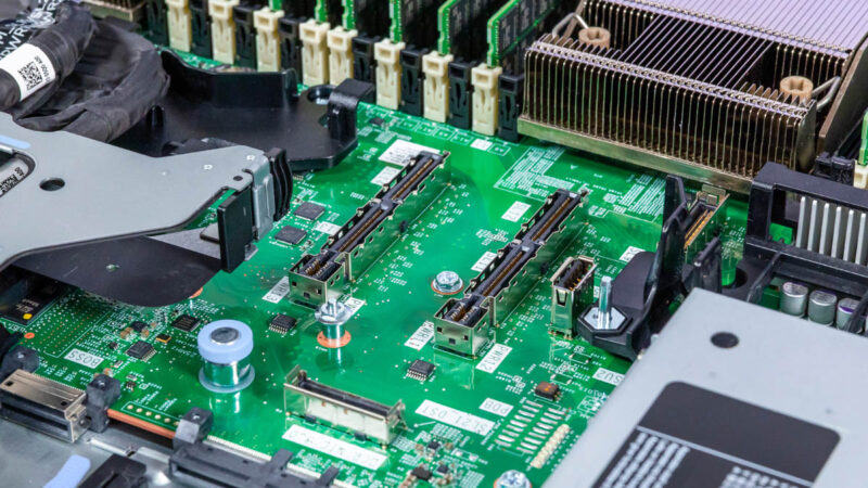 Dell PowerEdge R670 Inside 13