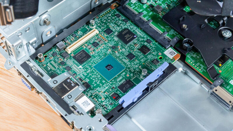 Dell PowerEdge R670 Inside 17