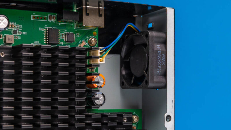 QNAP QSW L3208 2C6T Fan 1